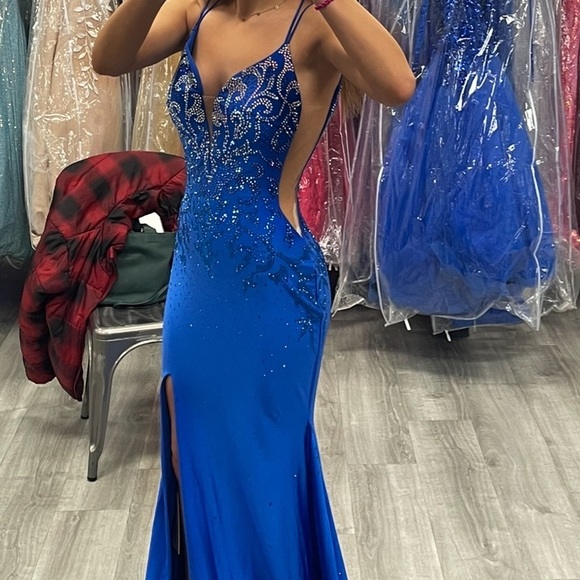 Prom dress!! Worn once! Perfect conditions. Altered to my height (5”2 / 5”3) - Picture 4 of 4